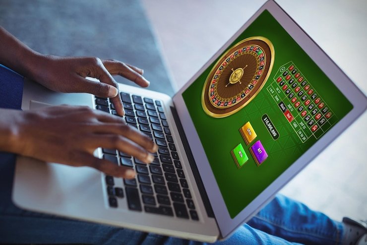 Tim dukungan pelanggan kudapoker bekerja di pusat layanan dengan headset dan layar komputer, melayani pemain dari seluruh Indonesia
