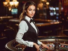 Antarmuka aplikasi mobile kudapoker yang menampilkan dashboard dengan pasar taruhan sepak bola dan meja dealer langsung